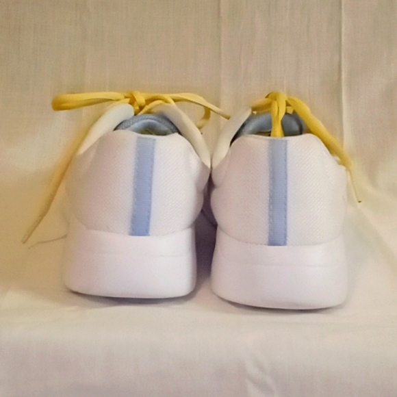 Women Sneakers - Picture 3 of 4